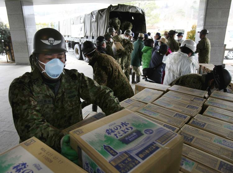 Radioaktivt. De japanske myndigheder har målt store mængder radioaktivt materiale i havvandet nær atomkraftværket Fukushima Daiichi. Her ses japanske styrker, der bærer kasser med drikkevand til indbyggere i en mindre by nær kraftværket - drikkevandet her er nemlig forgiftet af radioaktivt materiale. 