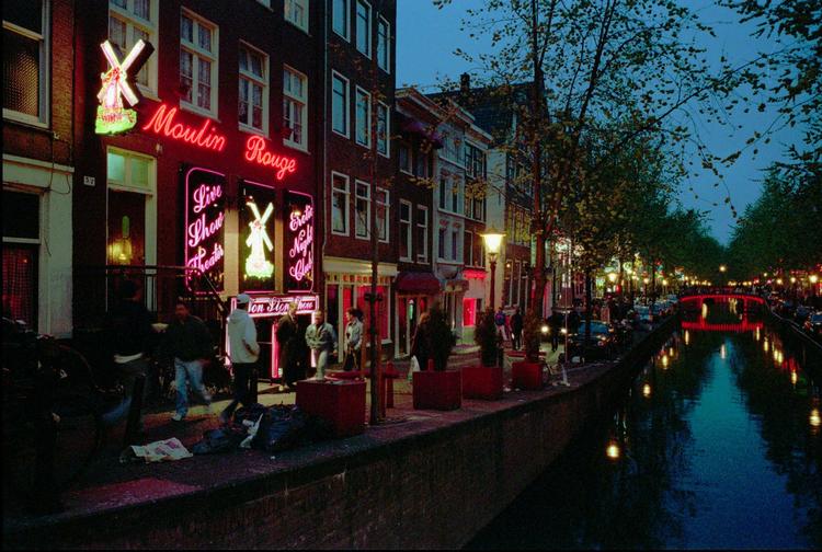 Skattesnyd. De hollandske skattemyndigheder går til kamp mod prostitution for at få del i de milliarder, som sexindustrien i Amsterdam årligt genererer. 