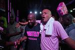 Populær. Michel Martelly (th.) og en af hans støtter fanget ved en tidligere lejlighed under valgkampen. 