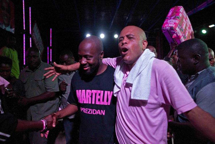Populær. Michel Martelly (th.) og en af hans støtter fanget ved en tidligere lejlighed under valgkampen. 