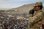 BEVOGTNING. Afghansk politiofficer overvåger nytårsfest i Kabul. Nu får landets politi overdraget kontrollen over flere områder, meddeler præsidenten. 