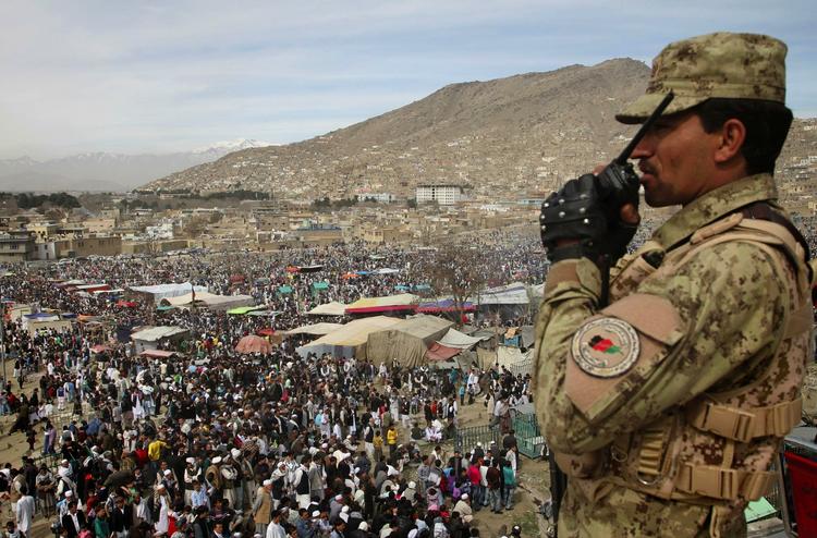BEVOGTNING. Afghansk politiofficer overvåger nytårsfest i Kabul. Nu får landets politi overdraget kontrollen over flere områder, meddeler præsidenten. 