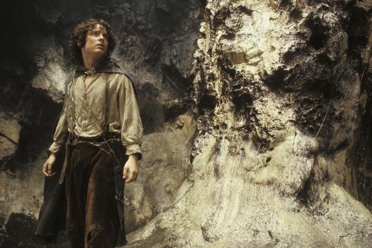HOBBIT. Frodo Sækker - spillet af Elijah Wood - på vej gennem Minas Morgul i Ringenes Herre. Nu er optagelserne af forløberen for trilogien gået i gang i New Zealand. 