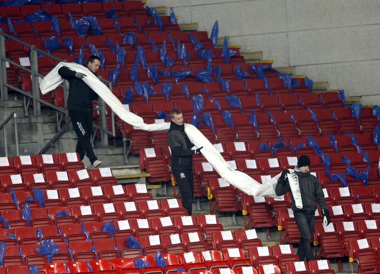 tifo. Forberedelserne til en tifo er ofte så omfattende, at det kolliderer med klubbernes forskellige regelsæt. 
