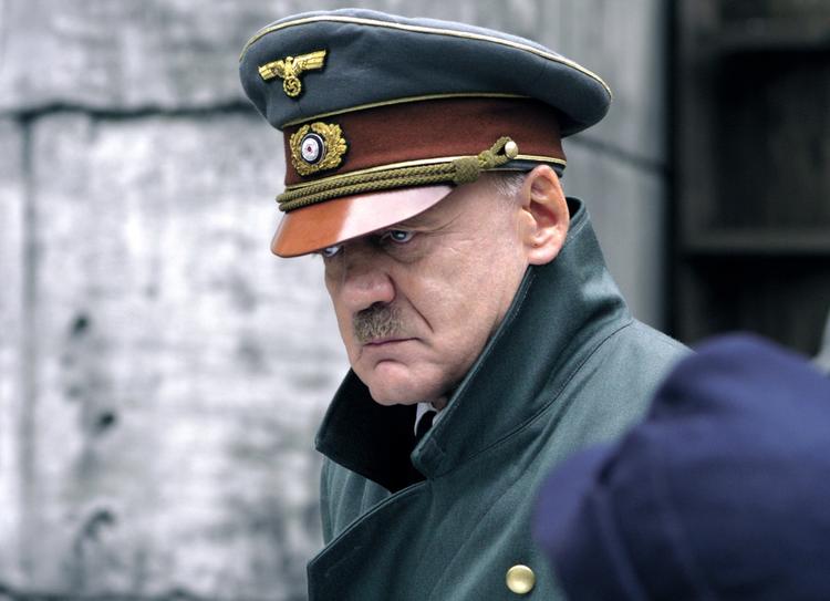 Ond. Bruno Ganz som en skræmmende Adolf Hitler. 