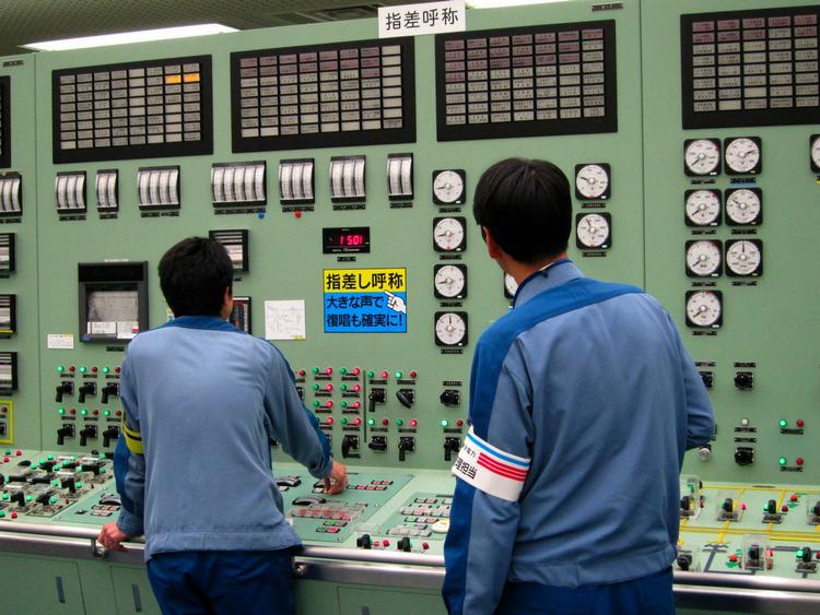 OPHEDNING. En af de beskadigede reaktorer på Fukushima-atomkraftværket kan være ved at overophede. Arkivfoto fra kontrolrummet. 