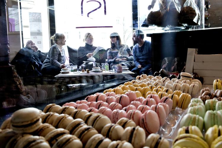 Sweet. Nikolaos Strangas er godt tilfreds med sin adresse på Åboulevarden. Her er masser af parkeringspladser til kunderne på hans Conditori &amp; Cakeaway. Og så er der kig til Søerne og gåafstand til både Nørrebro, Frederiksberg og Vesterbro. 