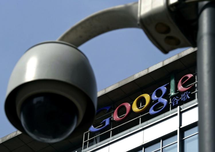 Google har fået en bøde for at registrere brugernavn, password og adresse på netbrugere, der surfede efter porno på ukrypterede trådløse netværk. 