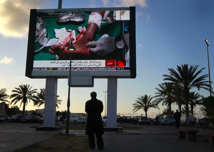 SPLITTELSE. Tripolis gader er næsten tomme som følge af bombardementerne. 