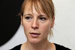Darling. Hun nåede at snuse lidt, men det er i Danmark, at Iben Hjejle er blevet en vaskeægte kendis-darling. Her er hun sidste år ved et pressemøde for TV 2-programmet 'Live fra Bremen'. 