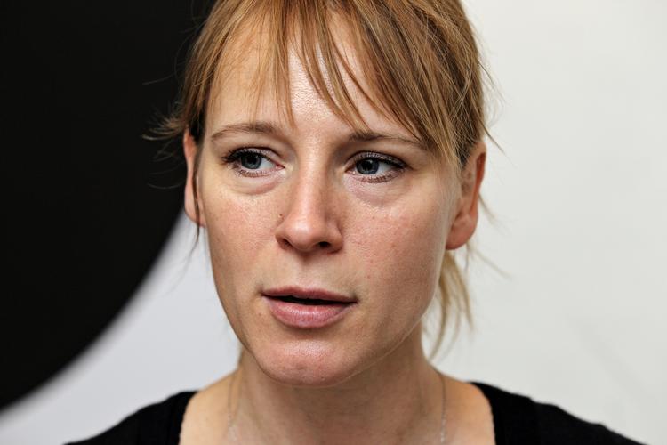 Darling. Hun nåede at snuse lidt, men det er i Danmark, at Iben Hjejle er blevet en vaskeægte kendis-darling. Her er hun sidste år ved et pressemøde for TV 2-programmet 'Live fra Bremen'. 