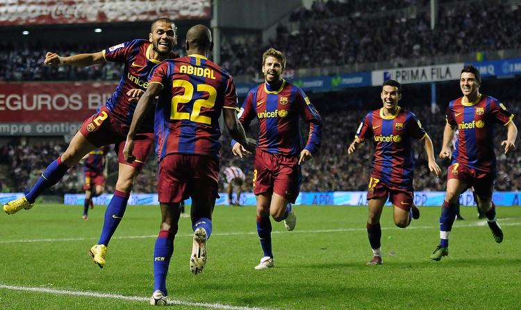 hyldet. Efter 22 minutter af lørdagens ligakamp mod Getafe klappede tilskuerne på Camp Nou uafbrudt i et minut som en hilsen til Eric Abidal, som må vente et halvt års tid på selv at være tilbage blandt sine holdkammerater. 