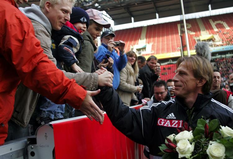 populær. Fem mesterskaber i tre forskelllige lande har gjort Christoph Daum til en populær træner. Her er det FC Köln tilhængere, der byder ham velkommen i 2006. 