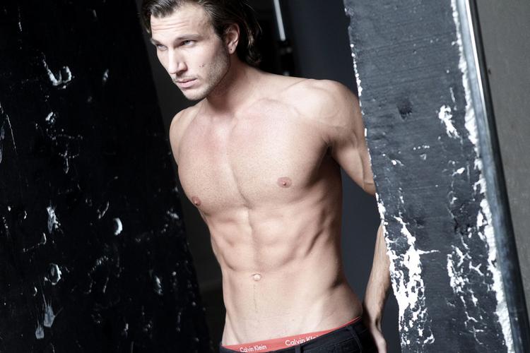 Lidt for lækker. "De er smukke. De er singler. De er superkræsne". Sådan præsenterer TV3 Puls sin nye dokusoap, 'For lækker til love', hvor man følger en række unge danskeres jagt på kærligheden. 