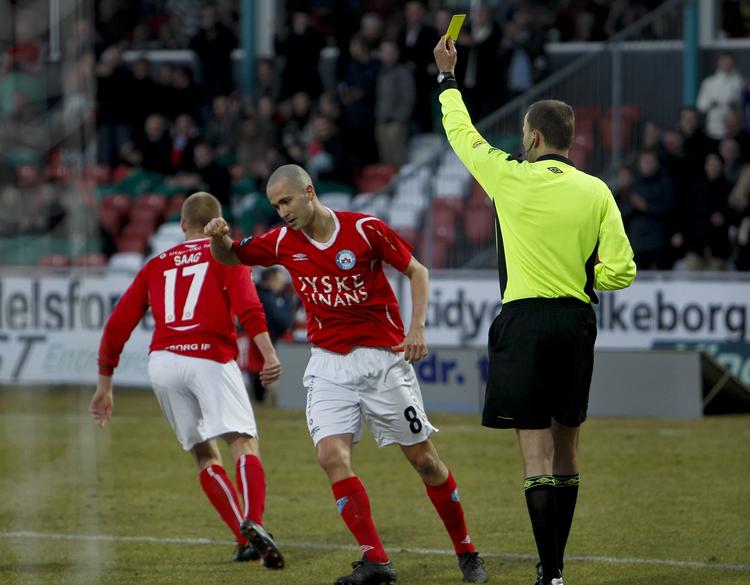 symbolsk. En situation fra lørdagens kamp er nærmest symbolsk for Silkeborgs økonomiske situation; Rajko Lekic har scoret, men får en advarsel for at tage trøjen af. 