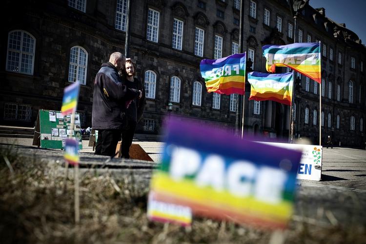 Vagter. Bo Richardt - med ryggen til - diskuterer situationen sammen med 21-årige Christian, der har meldt sig under de regnbuefarvede faner. 