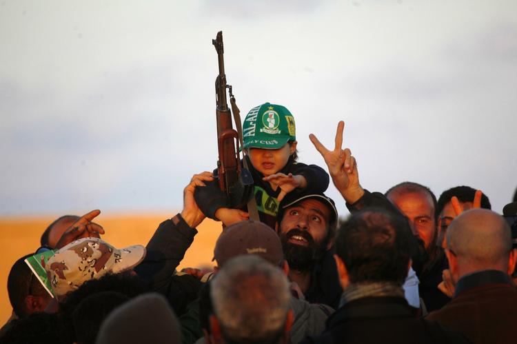 SUPPORTERE. Indbyggerne i Tripoli støtter stadigvæk offentlig Moamar Gaddafi, men når regeringsstyrker ikke er i nærheden, udtrykker de sympatier for Vesten. 