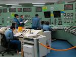 Elektricitet. Der er etableret strøm til kontrolrummet i Reaktor 3. 