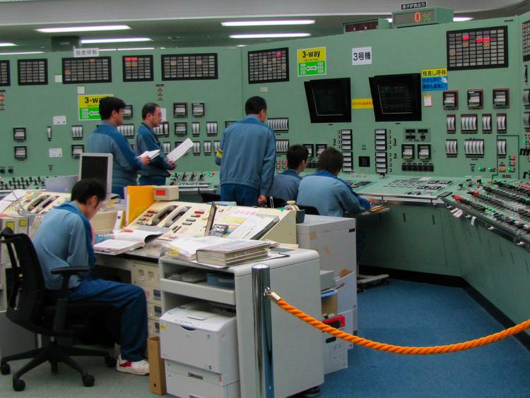 Elektricitet. Der er etableret strøm til kontrolrummet i Reaktor 3. 