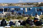 mangler. Omkring 3.000 flygtninge må bo i det fri på den italienske ø Lampedusa, oplyser UNCHR. 