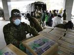 VANDFORSYNING. Soldat fra den japanske hær uddeler vand til hjemløse i Iitate i Fukushima-regionen. 