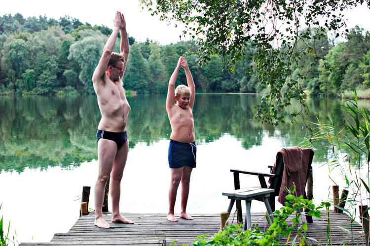 Jubel. Dansk film kan ikke få hænderne ned. Det er især 'Klovn' og 'Alle for én', der har sørget for det store billetsalg. 