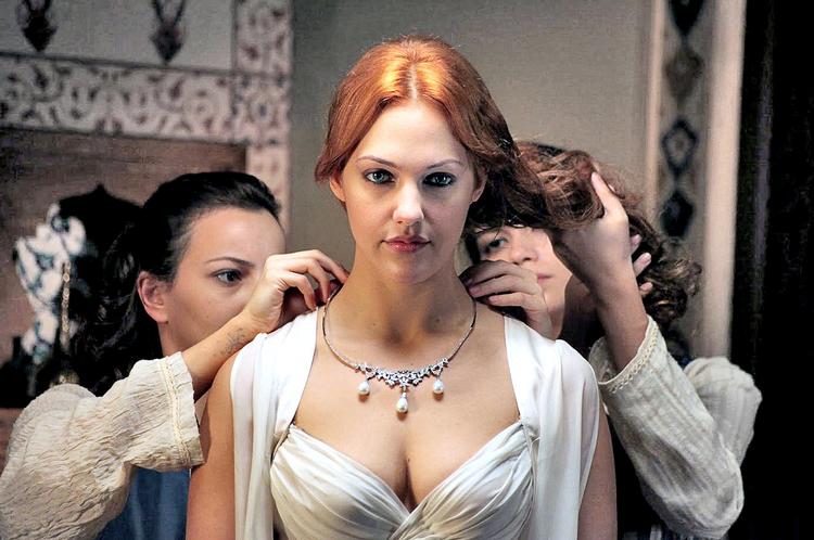 Soap. Mange kritiserer serien for at vægte datidens vilde liv blandt haremskvinder og drukbrødre for højt. Her ses Hürrem, en slave, som senere blev  dronning. 