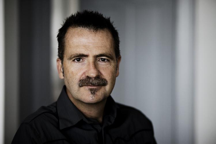 Sprogsnak.  I fem udsendelser sætter DR 2's nye serie det danske sprog under lup. Værten er velkendte Adrian Hughes (billedet). 