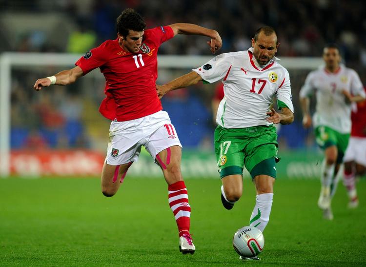 Stjernen. Gareth Bale (t.v.) er den yngste spiller nogensinde på det walisiske landshold. Han var kun 16 år, da han debuterede i 2006 mod Trinidad/Tobago. 