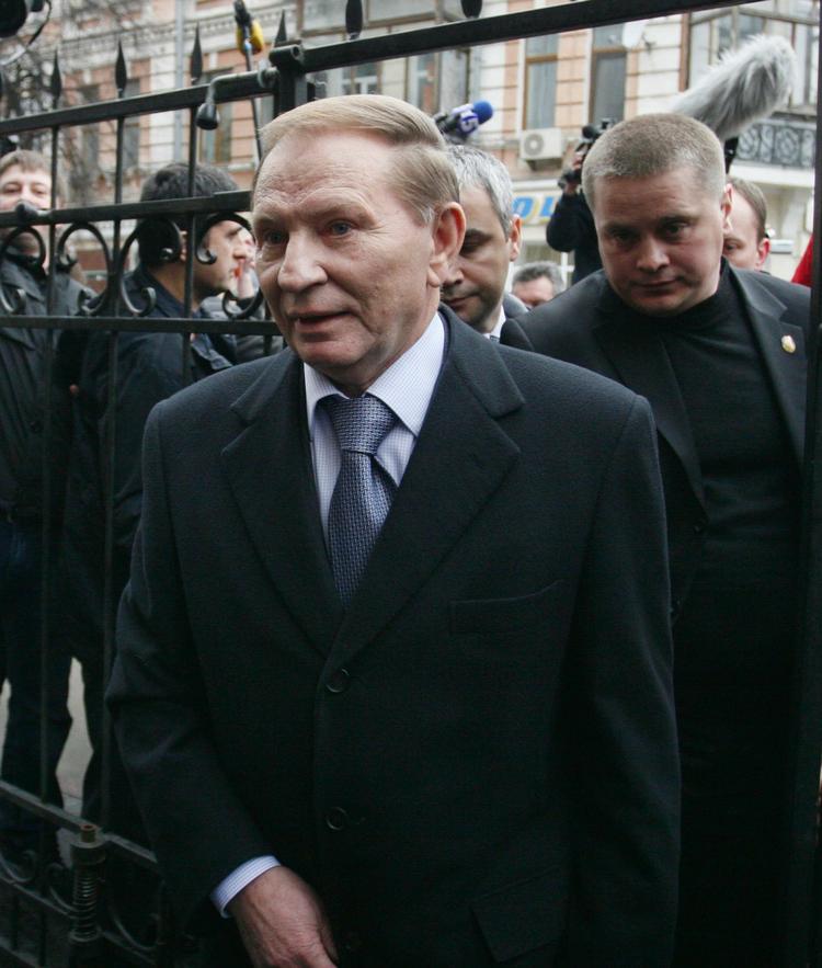 Anklaget. Leonid Kutjma ankommer til retten i Kiev i dag, hvor han er sigtet for at stå bag mordet på en kritisk journalist, der fik skåret hovedet af. 