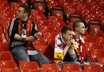 Siddende. Tre Liverpool-fans slikker sår efter et nederlag til Atletico Madrid i Europa League for et år siden. Under kampen stod de sikkert op… 