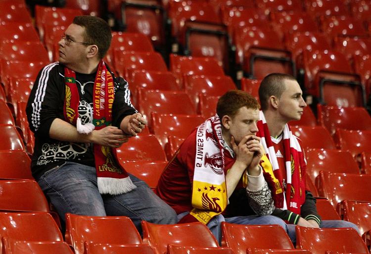 Siddende. Tre Liverpool-fans slikker sår efter et nederlag til Atletico Madrid i Europa League for et år siden. Under kampen stod de sikkert op… 