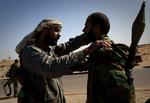 kampe. Oprørere taler med hinanden i går tirsdag, før de rykker nærmere frontlinjen ved byen Ajdabiya. 