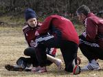 av. Søren Kaalund (med ryggen til) og Johannes Breum tog Nicklas Bendtner under behandling efter forvridningen af venstre ankel. 