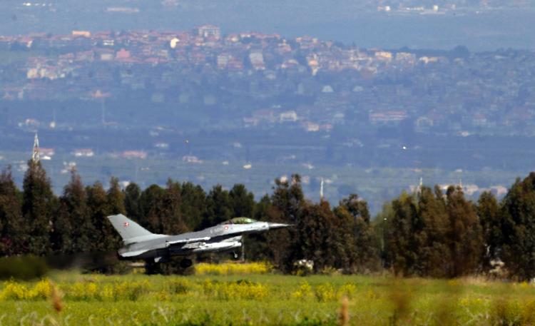 NATO. Et dansk F16 fly letter fra basen på Sicilien. Der er endnu ikke klarhed over, vem der skal overtage kommandoen efter USA. 