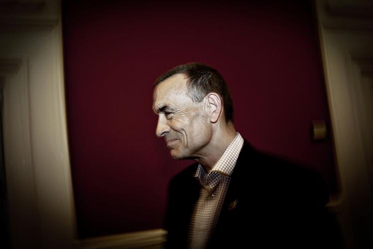 Stop. Helge Adam Møller oplyste i dag, at han ikke stiller op ved næste folketingsvalg. Han henviser til helbredsproblemer. 