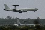 Militæraktion. Her letter britiske Awacs fly fra en af landets baser i Malta. 