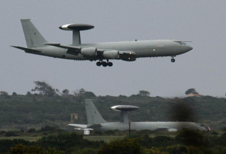 Militæraktion. Her letter britiske Awacs fly fra en af landets baser i Malta. 