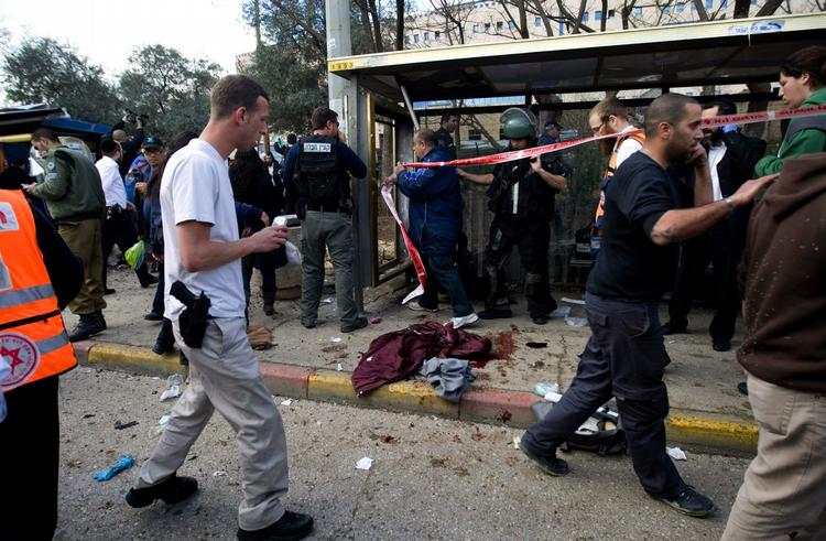 KAOS. En kraftig bombe har i dag såret mindst 31 i centrum af Jerusalem. 