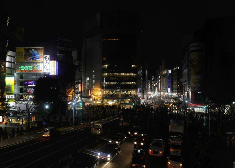 ELSPARERE. Sædvanligvis ville gadebilledet fra den japanske hovedstad Tokyo være fyldt med lysreklamer. Siden jordskælvet er mange af dem slukket for at spare på strømmen. 