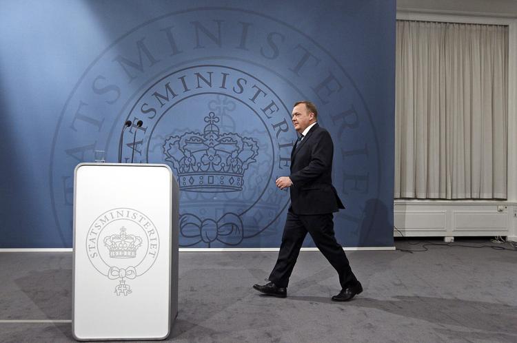 Scenen. Klaus Kjøller ser det  politiske liv som en føljeton på en stor scene. Desværre pakker han sine  overvejelser ind i en masse sludder.  Her er statsministeren til pressemøde. 