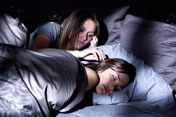 Roomie. Rebecca begynder at kaste onde blikke på alle andre, der nærmer sig hendes nye værelseskammerat. 