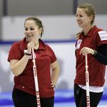 curlingtyve. I to omgange scorede Maria Poulsen (tv.) og Helle Simonsen syv point, selv om Skotland havde sidste sten i VM-kampen. 