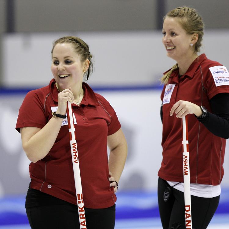 curlingtyve. I to omgange scorede Maria Poulsen (tv.) og Helle Simonsen syv point, selv om Skotland havde sidste sten i VM-kampen. 