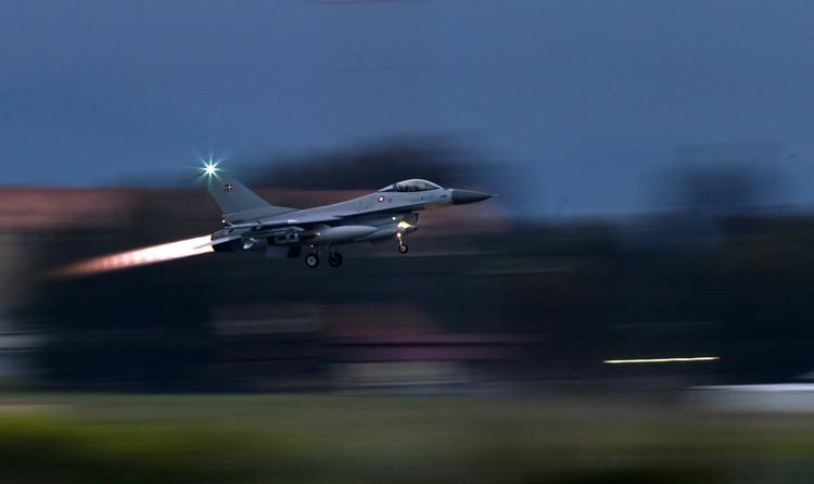 Militæraktion. Her letter et dansk F-16-kampfly fra 'Naval Air Station Sigonella' på Siciliens sydspids, hvorfra de seks danske fly opererer. 
