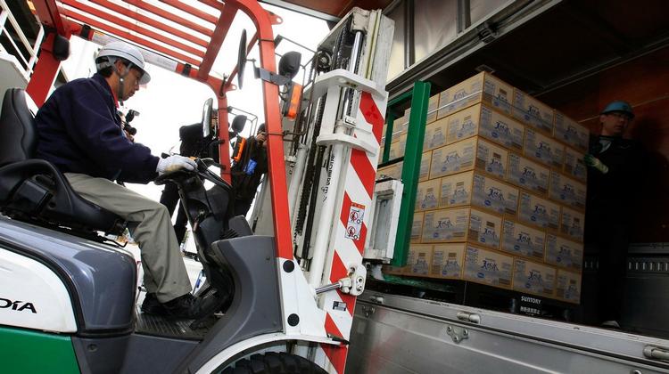 VANDFORSYNING. Lastbil læsses med drikkevand, der skal deles ud til Tokyos spædbarnsfamilier. 