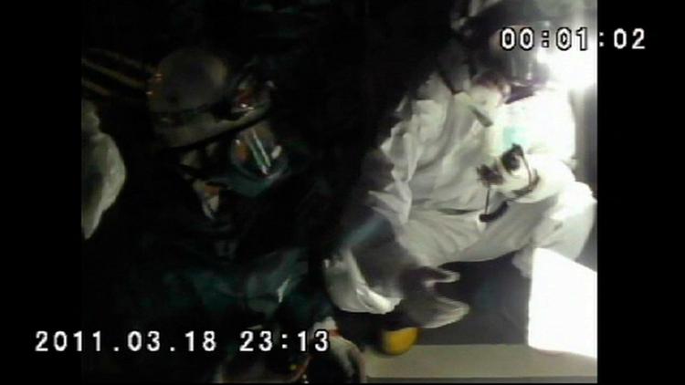 INDSATS. Mandskab fra Tokyos brandvæsen gør klar til at arbejde ved Fukushima iført beskyttelsesdragter. 