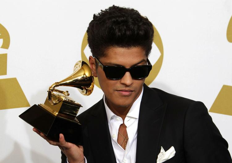 Kæk. Bruno Mars fik pigerne til at hvine og leverede tilmed en god koncert i Vega mandag aften. Her ses han med sin pris for 'best male pop vocal performance' ved årets Grammy-uddeling. 