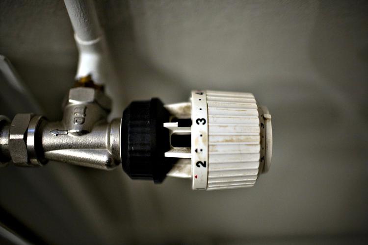 varmefråds. Det er væsentligt billigere at varme en bolig med energimærke 'A' op end det er, hvis energimærkningen for eksempel hedder 'E'. 