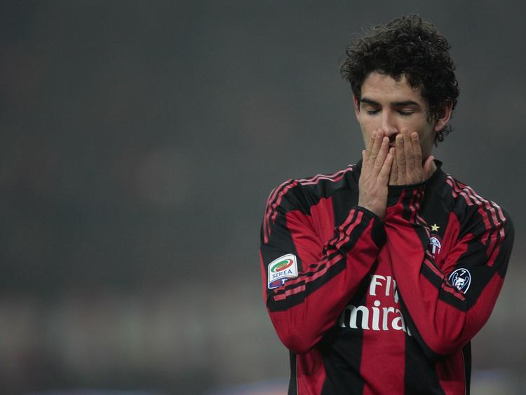 tvivlsom. Hvis Alexandre Pato ikke bliver sin skade kvit, kan han passende følge lokalopgøret sammen med Berlusconi og co. 